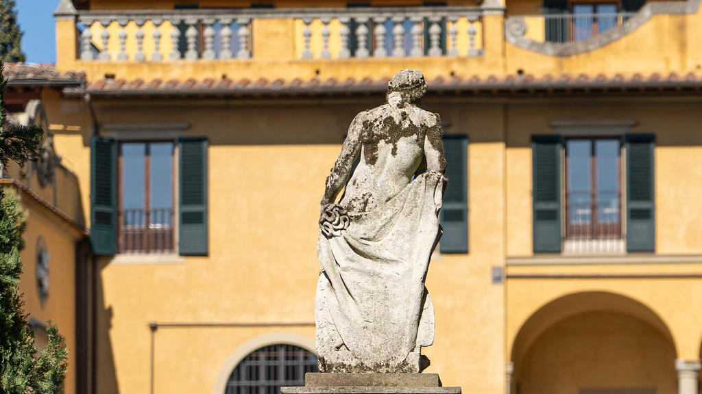 Villa Schifanoia - Statues before the entrance